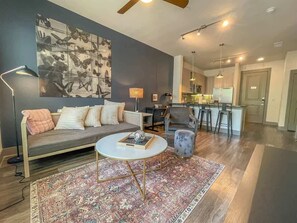 TV, offices - Boulevard Stays Dashing 1BR Suite Pool, Parking Gym C (Richardson)