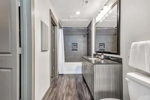 Suihkun ja ammeen yhdistelmä, hiustenkuivaaja, sampoo