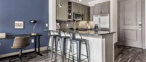 ثلاجة، ميكروويف، فرن، موقد طهي مسطح