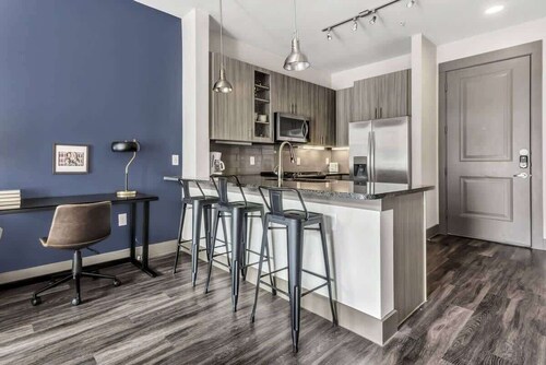 Boulevard Stays Dashing 1BR Suite Pool, Parking Gym C