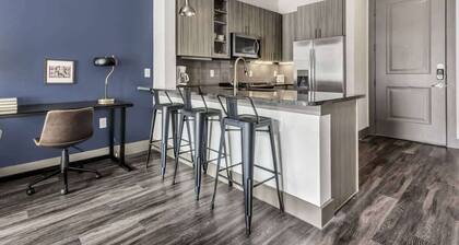 Boulevard Stays Dashing 1BR Suite Pool, Parking Gym C