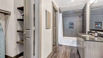 Combined shower/tub, hair dryer, shampoo