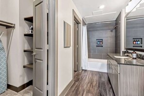 Combined shower/tub, hair dryer, shampoo - Boulevard Stays Dashing 1BR Suite Pool, Parking Gym C (Richardson)