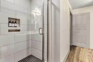 Combined shower/bathtub, shampoo - Boulevard Stays Stylish and Beautiful 1BR Suite Pool, Parking (Richardson)