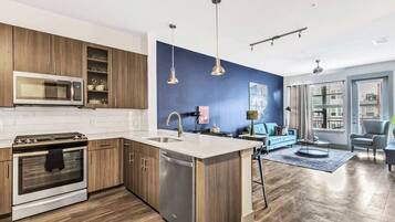 Geladeira, micro-ondas, fogão, cooktop