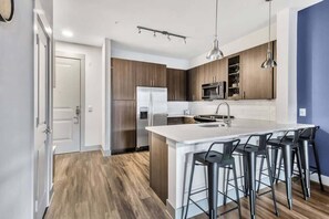 Een koelkast, een microgolfoven, een oven, een kookplaat