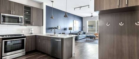 Réfrigérateur, micro-ondes, four, plaque de cuisson