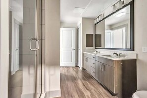 Combined shower/tub, hair dryer, shampoo - Boulevard Stays Dashing 1BR Suite Pool, Parking Gym E (Richardson)