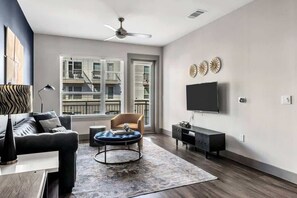 TV, offices - Boulevard Stays Dashing 1BR Suite Pool, Parking Gym E (Richardson)