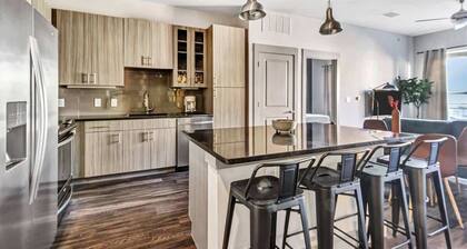 Boulevard Stays Elegant 2BR Retreat Parking Gym Pool