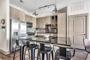 Réfrigérateur, four à micro-ondes, un four, surface de cuisson