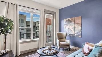 Een televisie, Netflix, streamingdiensten en een kantoor