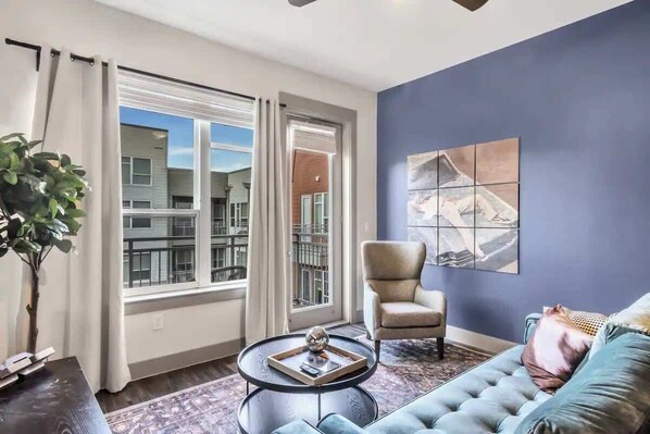 TV, Netflix, streaming services, offices - Elegant 2BR/2BA Retreat: Amenities Included (Richardson)