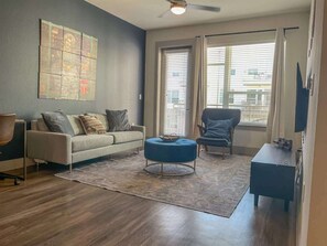 TV, offices - Boulevard Stays Dashing 1BR Suite Pool, Parking Gym G (Richardson)