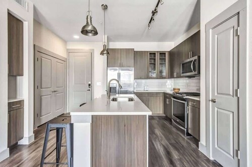 Boulevard Stays Dashing 1BR Suite Pool, Parking Gym G