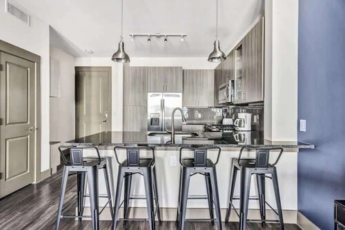 Boulevard Stays Dashing 1BR Suite Pool, Parking Gym H