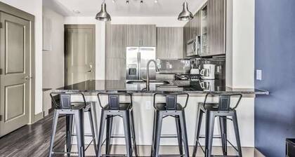 Boulevard Stays Dashing 1BR Suite Pool, Parking Gym H