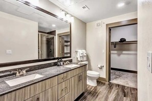 Bañera con ducha, secador de pelo, shampoo