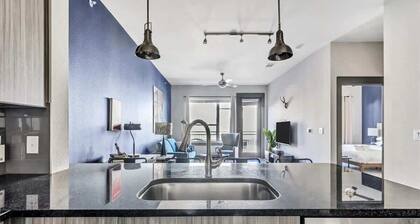Dashing 1BR Suite | Pool, Parking + Gym H