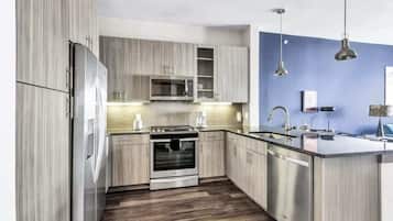 Geladeira, micro-ondas, fogão, cooktop