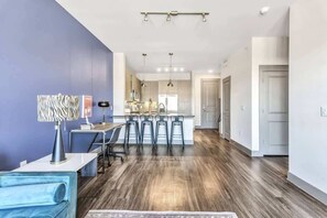 TV, Netflix, streaming services, offices - Boulevard Stays Dashing 1BR Suite Pool, Parking Gym I (Richardson)