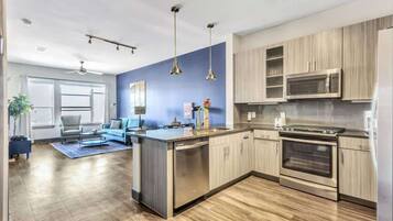 Een koelkast, een magnetron, een oven, een kookplaat