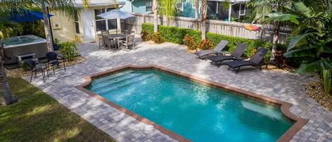 Una piscina al aire libre