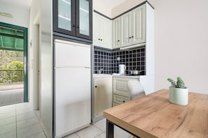 Fridge, stovetop, electric kettle, cookware/dishes/utensils