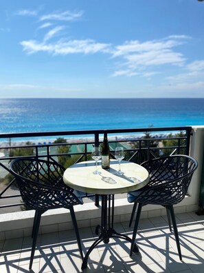Outdoor dining - Apartment in a Hotel 'Sunset Premium Studio 3' with Sea View, Shared Pool, & Wi-Fi (Lefkada)