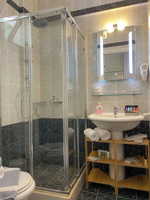 Dusche, Haartrockner, Handtücher