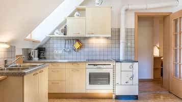 Fridge, oven, stovetop, coffee/tea maker