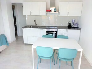 Fridge, oven, stovetop, coffee/tea maker