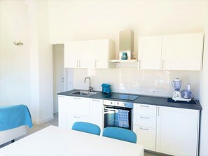 Kühlschrank, Ofen, Herdplatte, Wasserkocher mit Kaffee-/Teezubehör