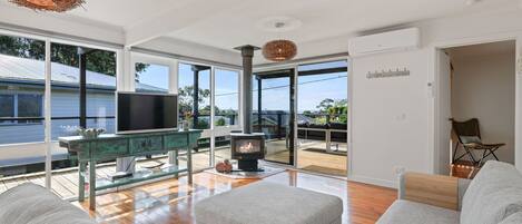 TV, fireplace