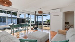 Een televisie en een open haard