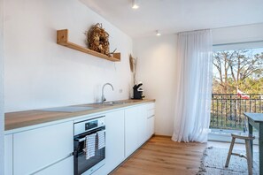 Jääkaappi, uuni, liesi, astianpesukone