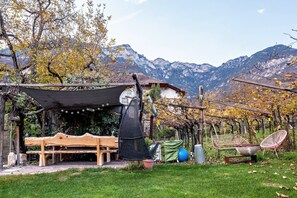 Property grounds - Apartment "Eichhof Thymian" with Private Covered Terrace, Shared Garden & Wi-Fi (Termeno sulla strada del vino)