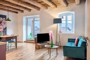 TV - Apartment "Eichhof Thymian" with Private Covered Terrace, Shared Garden & Wi-Fi (Termeno sulla strada del vino)