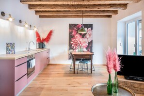 Dining - Apartment "Eichhof Thymian" with Private Covered Terrace, Shared Garden & Wi-Fi (Termeno sulla strada del vino)