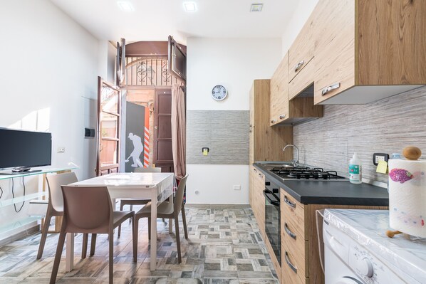 Kühlschrank, Ofen, Herdplatte, Wasserkocher mit Kaffee-/Teezubehör