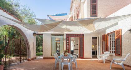 Villa "Rossana sul Mare" with Private Outdoor Terrace, Shared Garden and Wi-Fi
