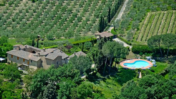 An aerial view of a property with a swimming pool, a large house, and surrounding gardens. - 'La Ripa - Apartment Il Fienile' with Shared Pool & Wi-Fi (San Gimignano)