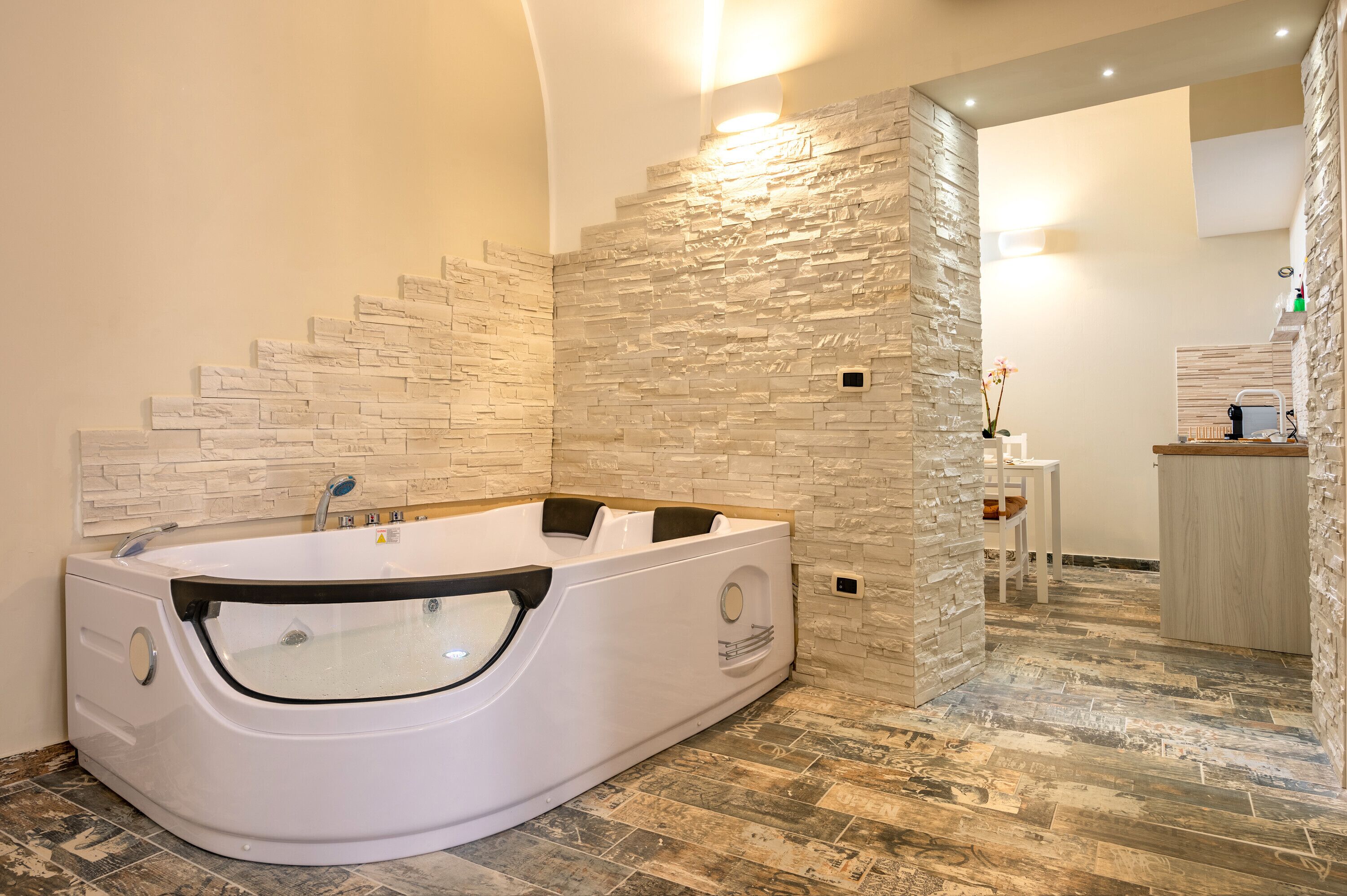 Regadera, amenidades de baño gratuitas, secadora de cabello, batas 