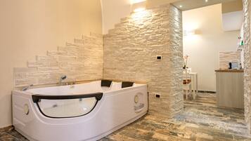 Chuveiro, produtos de toalete grátis, secador de cabelo