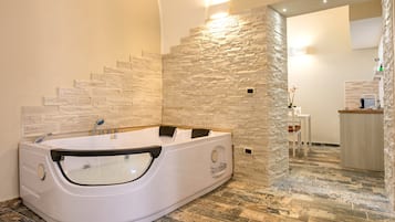 淋浴设施、免费洗浴用品、吹风机、浴袍