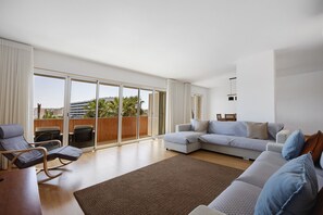 TV - Marina Elegance by Lagos Apartment with Marina View, Private Covered Terrace & Wi-Fi (Lagos)