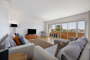 TV - Marina Elegance by Lagos Apartment with Marina View, Private Covered Terrace & Wi-Fi (Lagos)