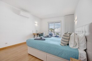 2 bedrooms, iron/ironing board, free WiFi, bed sheets - Marina Elegance by Lagos Apartment with Marina View, Private Covered Terrace & Wi-Fi (Lagos)