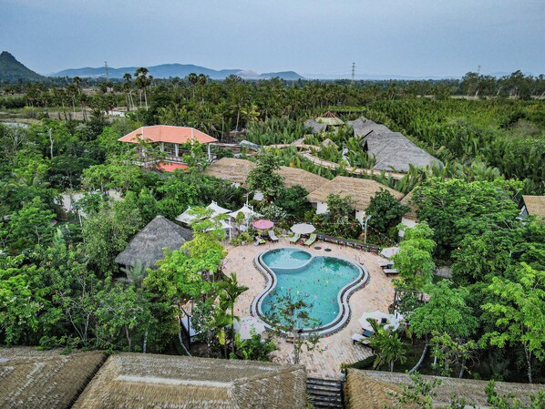 2 piscines extérieures, accès possible de 8 h à 22 h, parasols