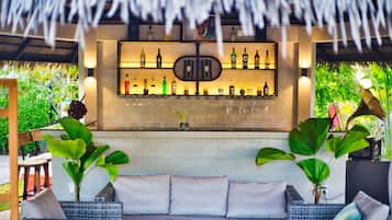 Bar junto a la piscina